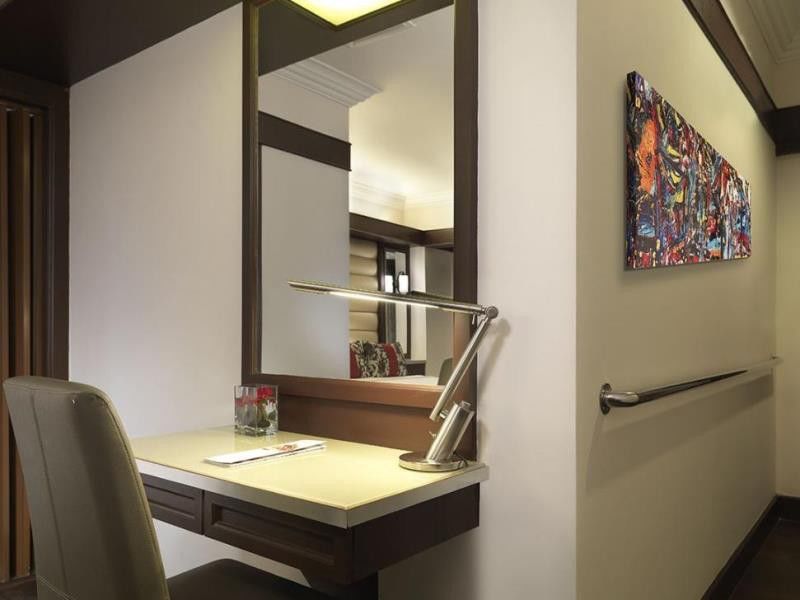 Holiday Villa Hotel & Suites Subang Subang Jaya Bagian luar foto A work desk in a hotel room