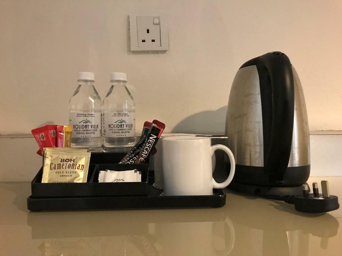 Holiday Villa Hotel & Suites Subang Subang Jaya Bagian luar foto A kettle and a mug in a hotel room
