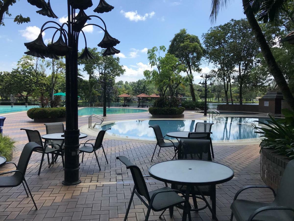 Holiday Villa Hotel & Suites Subang Subang Jaya Bagian luar foto The swimming pool at the Royal Selangor Club