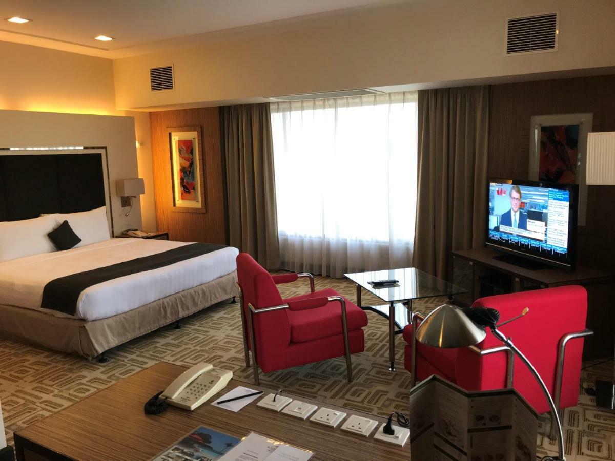 Holiday Villa Hotel & Suites Subang Subang Jaya Bagian luar foto A suite at the hotel