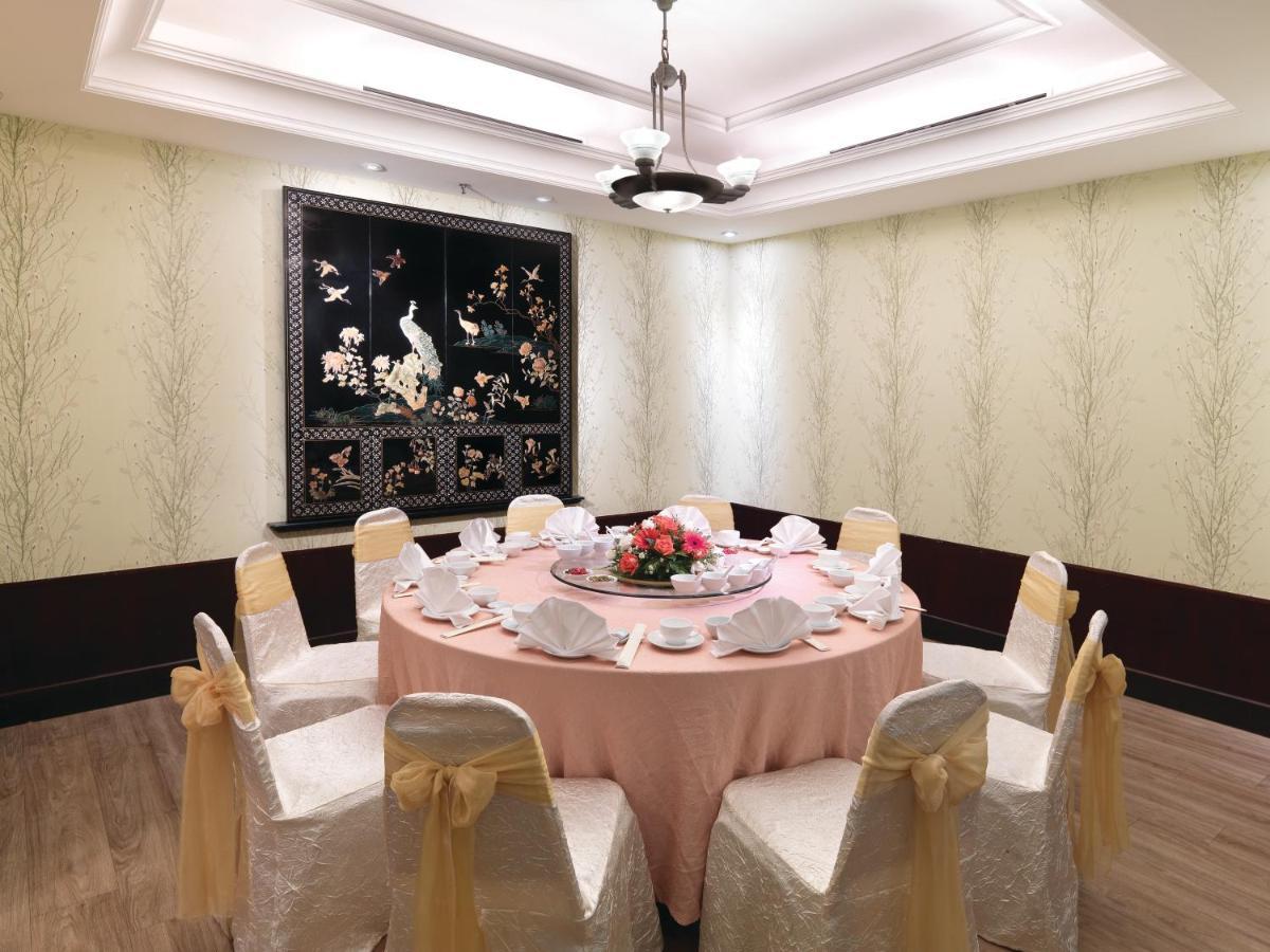 Holiday Villa Hotel & Suites Subang Subang Jaya Bagian luar foto A private dining room at the restaurant